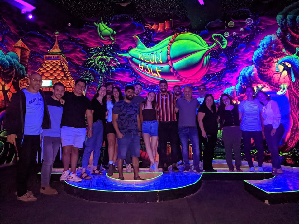 צוות עובדים משחק מיני גולף